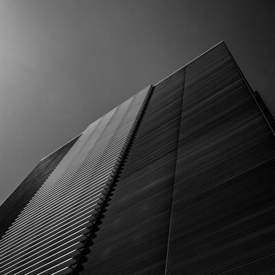 Modernes Haus vor rosa Himmel