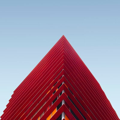 Moderne rote Architektur vor blauem Himmel