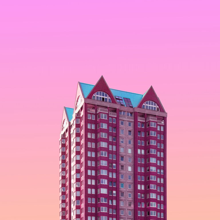 Wolkenkratzer vor pinkem Himmel